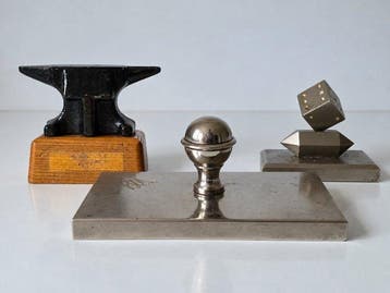 Los, Wola i Równowaga – Art Déco / Vintage – Kostka, Kowado