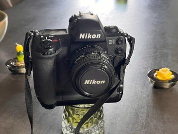 Nikon D1 + Nikon charger + 3 Nikon batteries + camerariem +, Nieuw