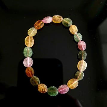 Armband van regenboogtoermalijn. Natuurlijke stenen.