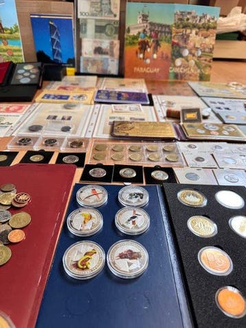 Wereld. Collection de plus de 300 objets (items) (Zonder