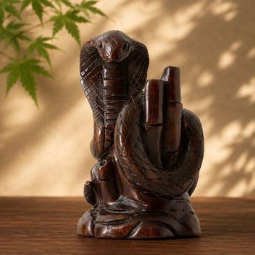 Uit hout gesneden netsuke van een cobra, gesigneerd