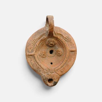 Oud-Romeins Terracotta-olielamp met theatermaskers 9,00 cm.