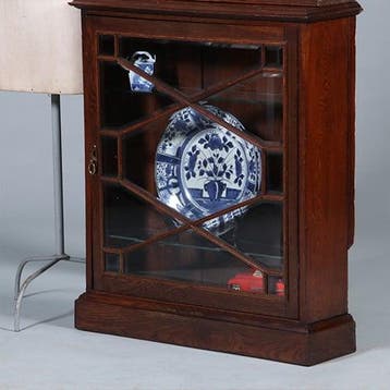 Bijzonder ondiepe vitrine kast met geslepnglas en 8 verstelb, Ophalen of Verzenden