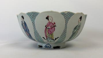 ongzheng-periode famille rose kom met figuurdecor en