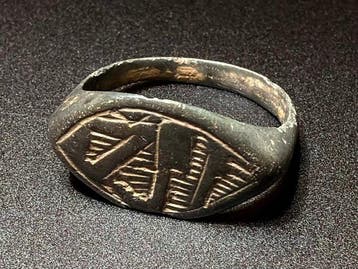 Middeleeuwen, kruisvaardersperiode Bronzen ring met een, Antiek en Kunst
