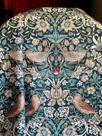 Dubbel breed. Stof met vogels in art déco-stijl voor