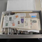 Wereld - Doos met ruim 900 poststukken, Postzegels en Munten, Gestempeld
