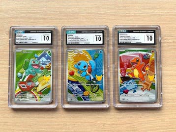 Pokémon - 3 Graded card - First Partner Illustration, Hobby en Vrije tijd, Nieuw