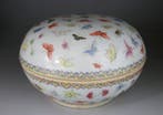 Grote Chinese porseleinen doos - Famille Rose emaille
