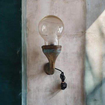 Modernistische wandlamp in brons en glas — Italië, jaren 60, Antiek en Kunst