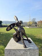 Beeldje - Hare scratiching ear - Brons