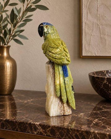 sculptuur, Handgesneden natuurstenen papegaai – polychrome