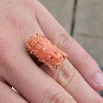 Vintage gouden ring van Kuan Yin in bloedkoraal, Gebruikt, Ophalen of Verzenden, 17 tot 18, Met edelsteen