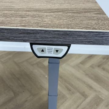 Kinnarps elektrisch zit-sta bureau 140x80 cm, midden eiken -, Huis en Inrichting, Gebruikt, In hoogte verstelbaar, Ophalen of Verzenden