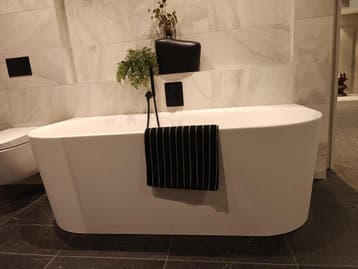 Showmodel Vrijstaand bad - back to wall 180x80cm - 0005, Doe-het-zelf en Verbouw, Ophalen, Nieuw, Bad
