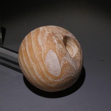 Oud-Egyptisch Albast Knuppelkop. 6 cm Ø. Oude