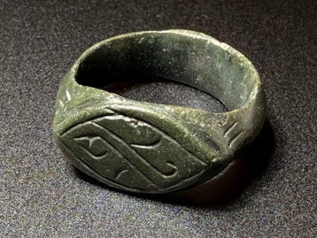 Viking periode Bronzen zegelring met een gestileerde