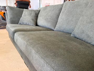 Groene 2-zitsbank – Royaal zitcomfort – Direct leverbaar, Ophalen of Verzenden, Zo goed als nieuw