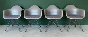 Vitra - Charles & Ray Eames - Stoel (4) - Staal, Plastic