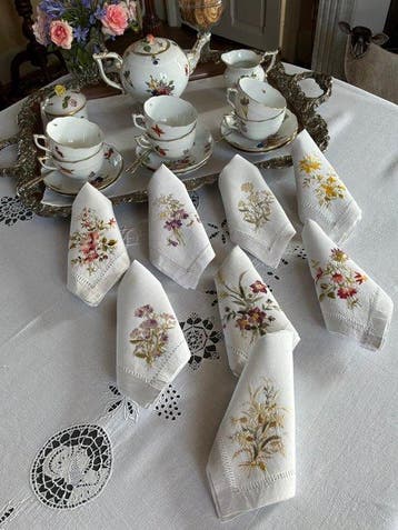 8 late 19e-eeuwse high-tea zijden geborduurde servetten. -