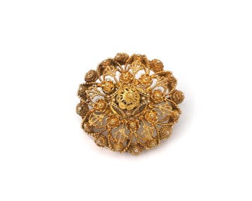 Een 14 krt. geelgouden filigrain broche met Zeeuwse knopen, Gebruikt