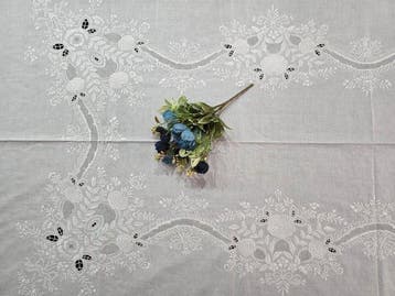 Tovaglia ricamata a mano su purissimo lino Bellora NO