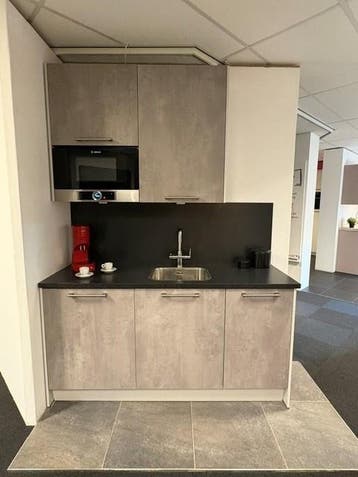 Grijze look showroomkeuken met ingebouwde magnetron, Ophalen, 100 tot 150 cm, Nieuw, Minder dan 100 cm