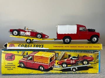 Corgi 1:43 - Modelauto (2) - Land Rover con auto da corsa, Nieuw
