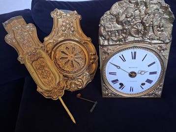 Comtoise klok - Fronton van messing met repoussé - 1850-1900