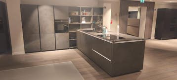 Showmodel keuken met schiereiland echt cement front 0014 217, Ophalen, Nieuw, Overige typen, Met kookeiland
