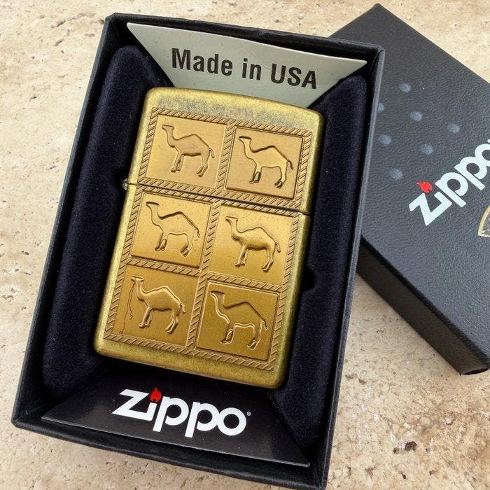Zippo - Camel - Antique Brass - Zonder minimumprijs -, Verzamelen, Rookartikelen, Aanstekers en Luciferdoosjes