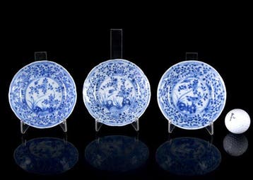 Drie Chinese blauw-witte Floral gemodelleerde schalen -
