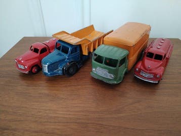 Dinky Toys 1:43 - Modelauto (4) - Simca Cargo; Berliet; Esso, Nieuw
