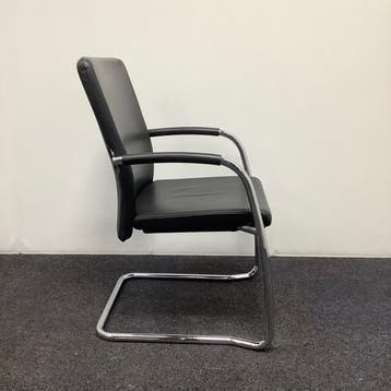 vergaderstoel / stapelstoel, zwart leren bekleding - chroom, Ophalen of Verzenden, Gebruikt, Leer, Eén