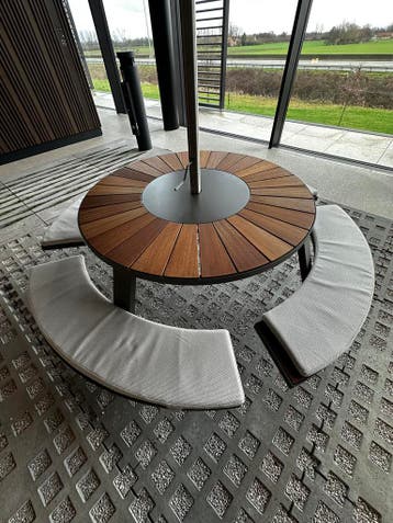 Extremis Pantagruel picknicktafel + Inumbra parasol 400cm, Zo goed als nieuw, Rond, Hout