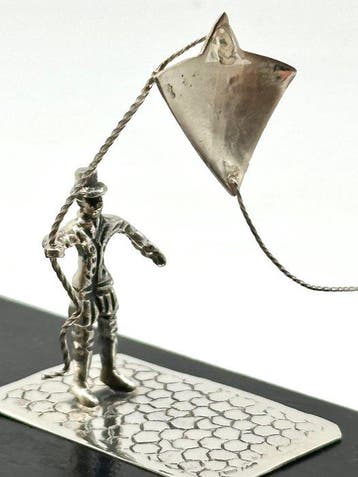 No reserve-Handgemaakte zilveren miniatuur man met vlieger
