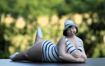 Beeld, Vleugje nostalgie-Dikke dame- resin - 15 cm - Hars