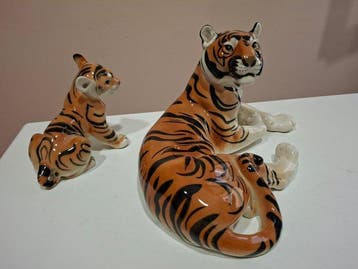 Lomonosov - Beeldje, Tigre Madre con cucciolo - 15 cm -