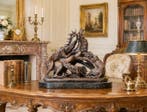 sculptuur, jachttafereel ,, jachthonden die op een hert