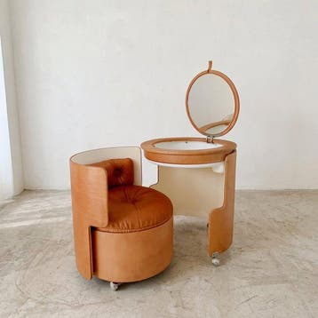 Poltrona Frau - Luigi Massoni - Fauteuil (2) - Treuzelen. -