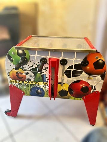 Automaat - Werkende mini-tafelvoetbal., Antiek en Kunst