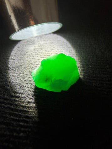 Smaragd Ruwe. 8,80 ct. Top groen grote smaragdkristal. 100%