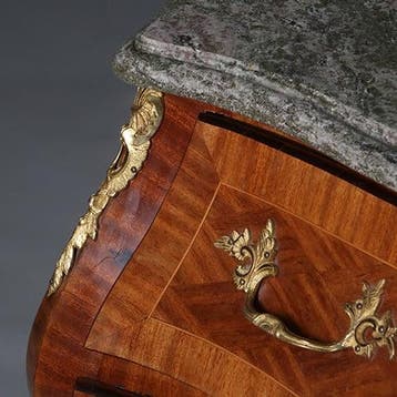 Gebombeerde commode in Rococostijl ca 1920 grijs geaderd mar, Antiek en Kunst, Ophalen of Verzenden