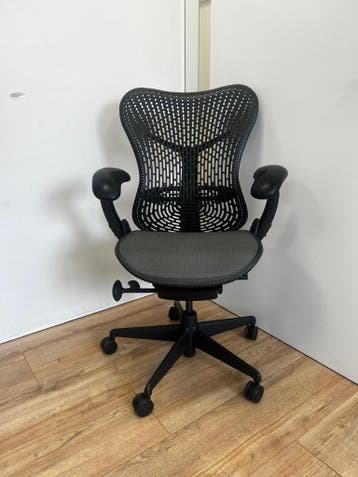 Refurbished Herman Miller Mirra - Incl. Verstelbare Rugsteun, Verzenden, Zwart, Zo goed als nieuw, Bureaustoel
