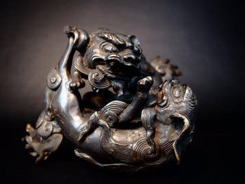 Playful Shishi , Two Intertwined Guardian Lions - Beeld