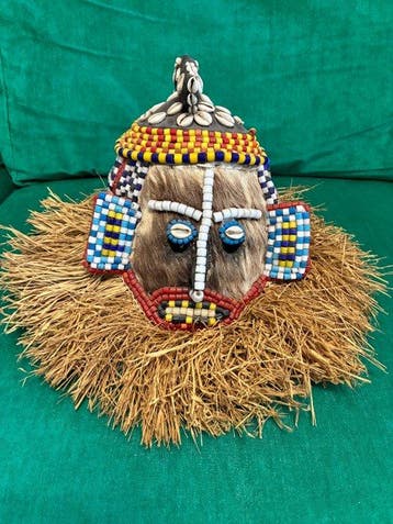 Grote draagbare Afrikaanse masker met cowrie-schelpen,