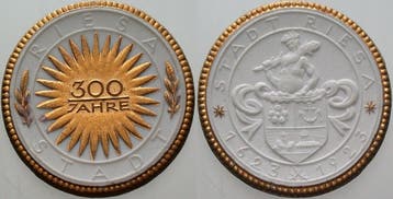 Porzellanmedaille weiss, zum Teil vergoudet 1923 Sachsen..., Verzenden