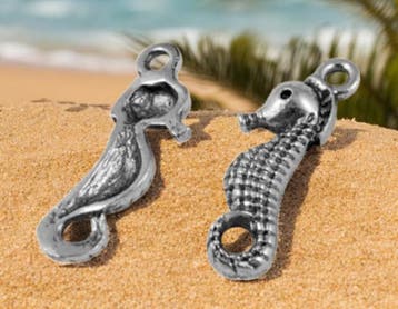 2 x Metalen bedeltje van een zeepaardje, antiek zilverkle..., Ophalen of Verzenden, Nieuw, Bedel