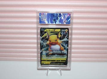 Pokémon - 1 Graded card - Raichu 034/100 Foil, Full art -, Hobby en Vrije tijd, Verzamelkaartspellen | Pokémon, Nieuw