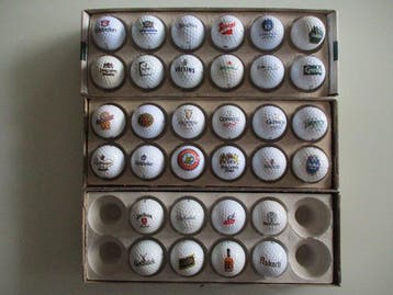 32 verschillende golfballen met logo uit de collectie.